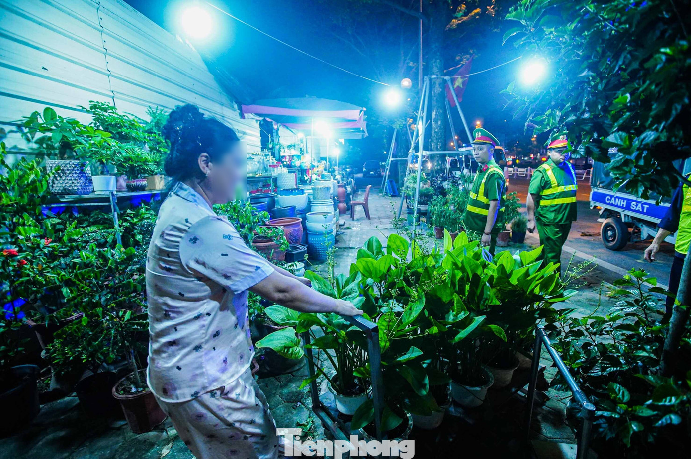 Trước tình trạng trên, Đội trật tự - Phòng cảnh sát QLHC về TTXH kết hợp với Công an phường Xuân La thường xuyên tuần tra, kiểm soát giải quyết triệt để các trường hợp vi phạm, lấn chiếm vỉa hè... đảm bảo trật tự đô thị, trật tự công cộng trên địa bàn.
