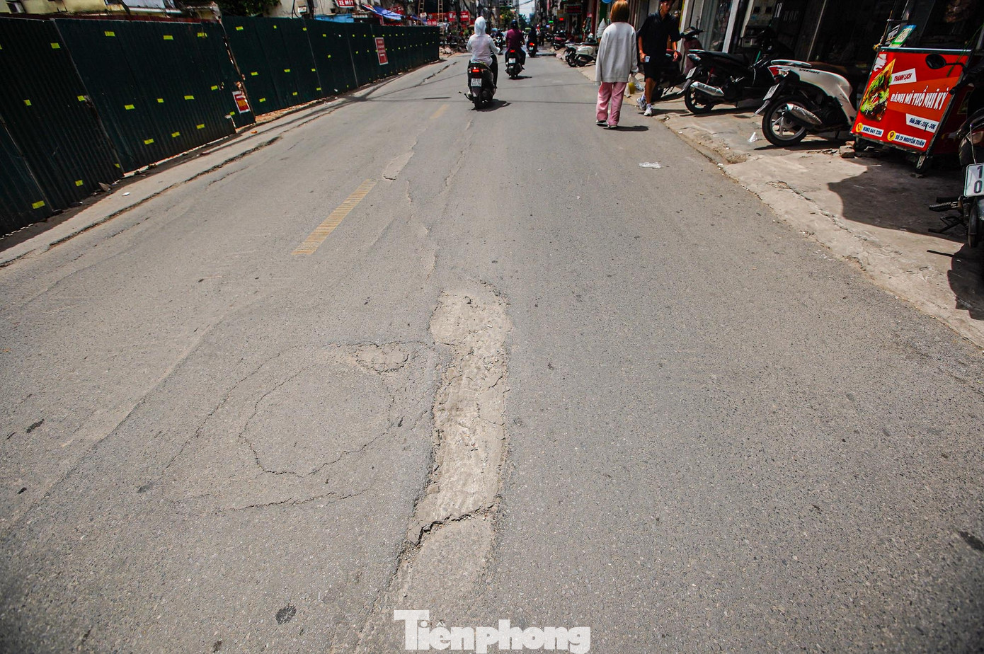 "Ổ voi, ổ gà" xuất hiện trên mặt đường Nguyễn Tuân.