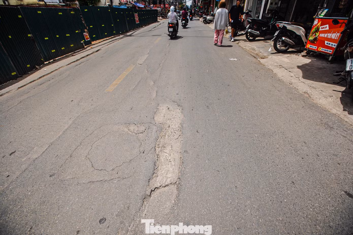 "Ổ voi, ổ gà" xuất hiện trên mặt đường Nguyễn Tuân.
