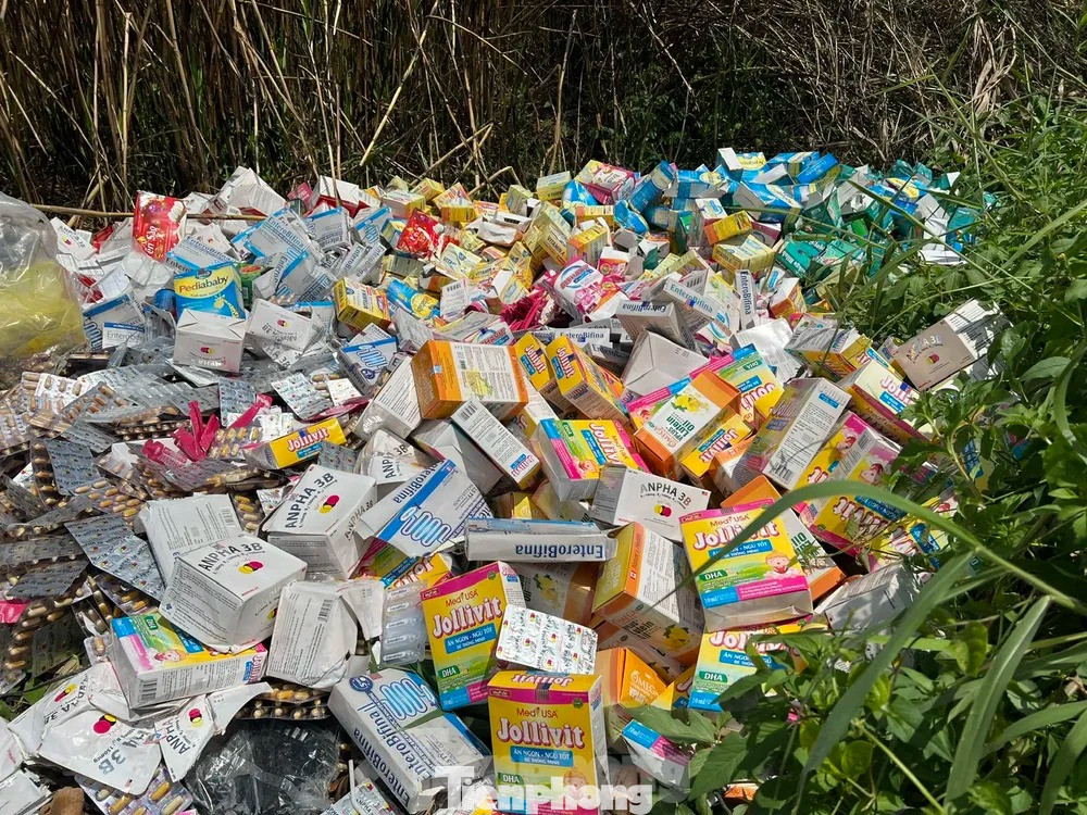 "Núi" thực phẩm chức năng nghi giả, nhái, kém chất lượng bị đổ bỏ tại vùng ven TPHCM. "Núi" thực phẩm chức năng nghi giả, nhái, kém chất lượng bị đổ bỏ tại vùng ven TPHCM.