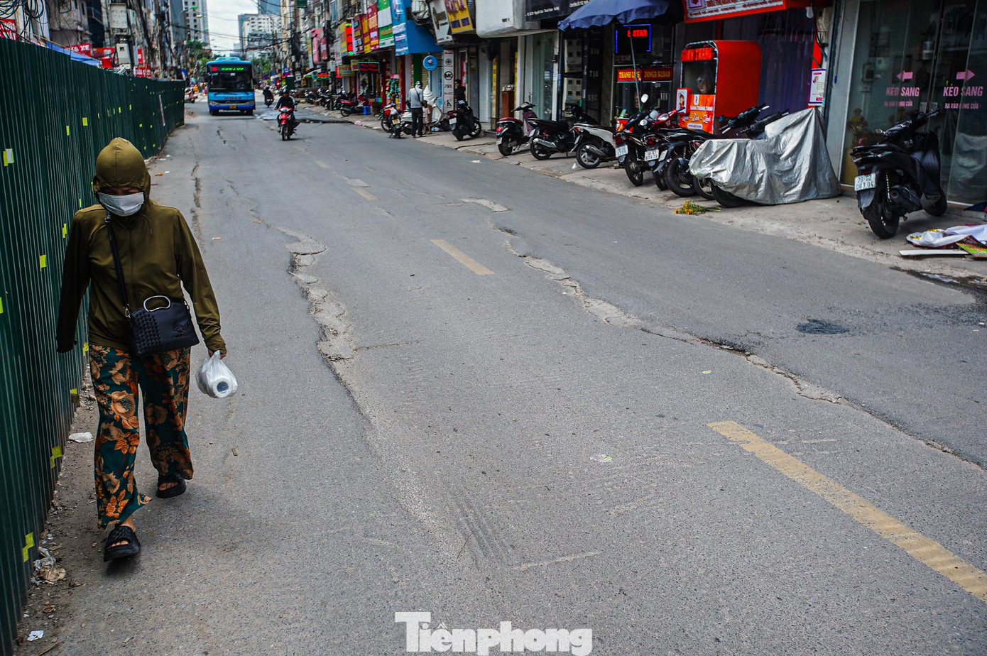 Ghi nhận của PV, đường Nguyễn Tuân, đoạn gần nút giao với đường Nguyễn Trãi (Thanh Xuân Hà Nội) xuất hiện những vết nứt dài, lún sâu trên mặt đường tiềm ẩn nguy cơ tai nạn cho người tham gia giao thông.