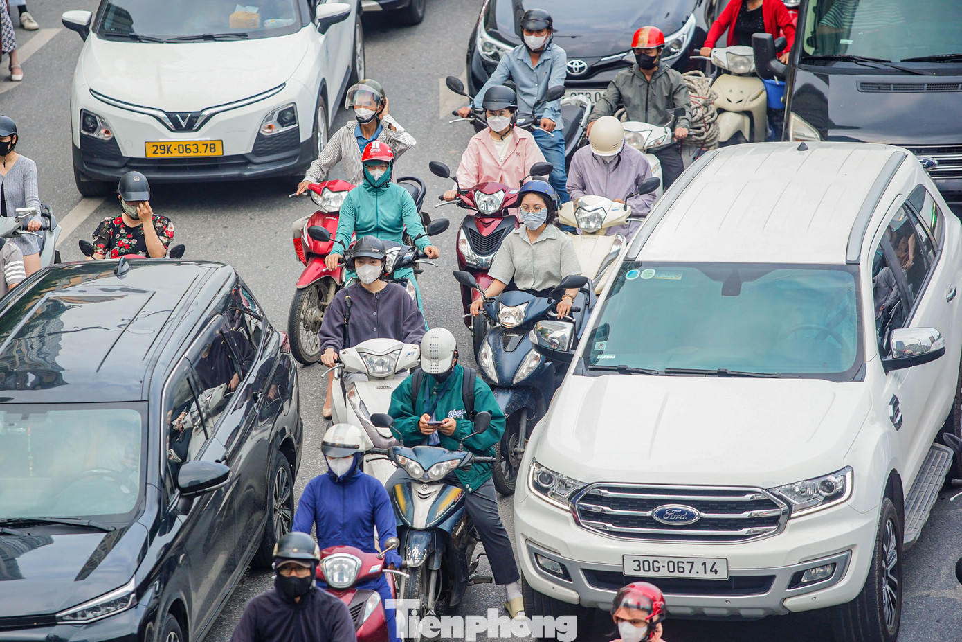 Dòng xe máy bị các loại xe ô tô "ép" đường. Dòng xe máy bị các loại xe ô tô "ép" đường.