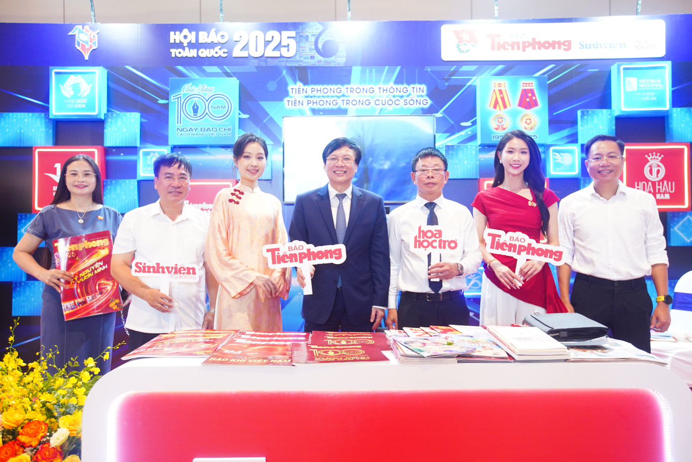 Đại biểu, khách tham quan chụp ảnh lưu niệm tại gian trưng bày báo Tiền Phong.