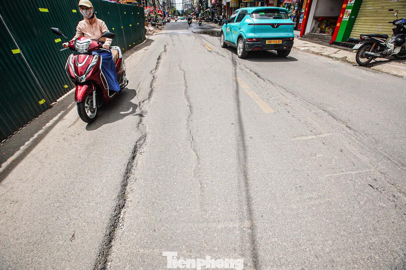 "Giờ cao điểm, đường xuyên xảy ra ùn tắc với mật độ giao thông lớn, nhiều khi không thể quan sát được dưới đường có vết nứt hay ổ gà để tránh", chị Hằng (Đống Đa, Hà Nội) chia sẻ.