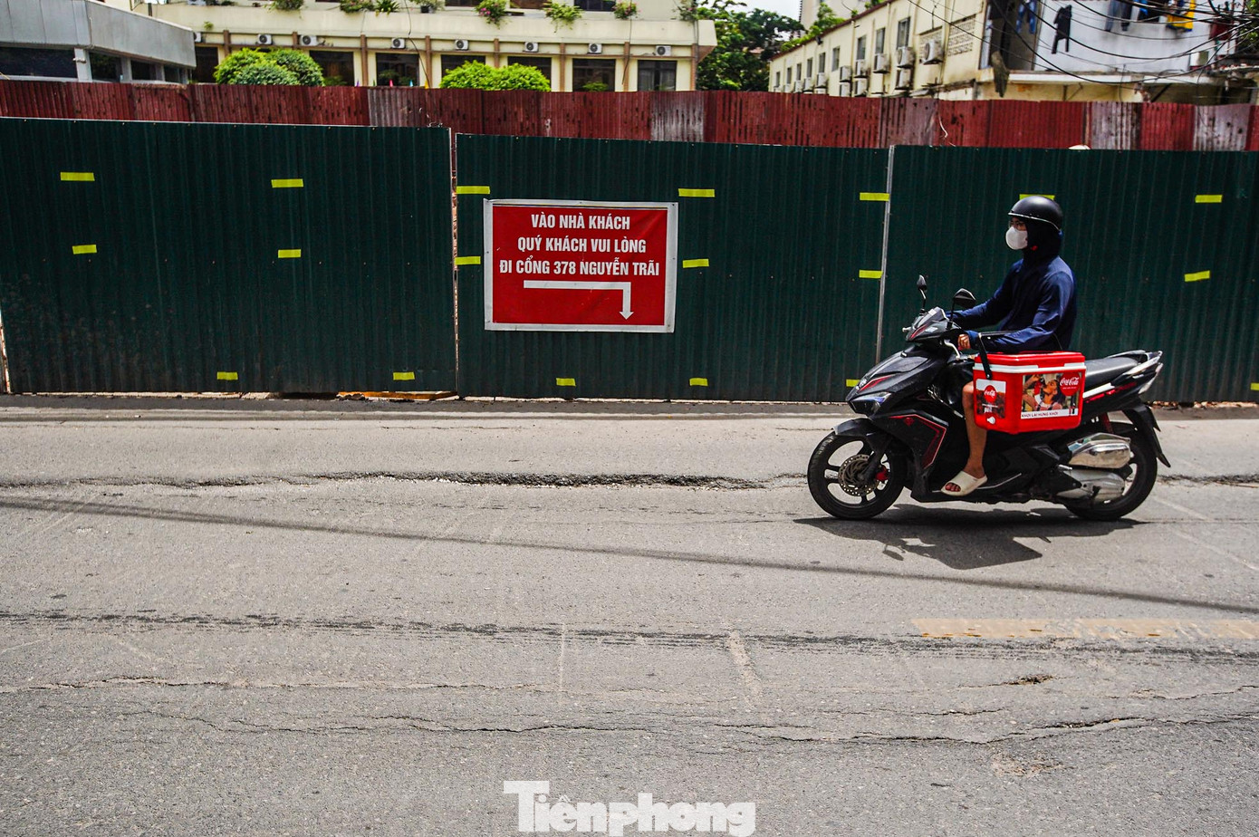 Các vết nứt chằng chịt trên đường, tiềm ẩn nguy cơ tai nạn cho người tham gia giao thông.