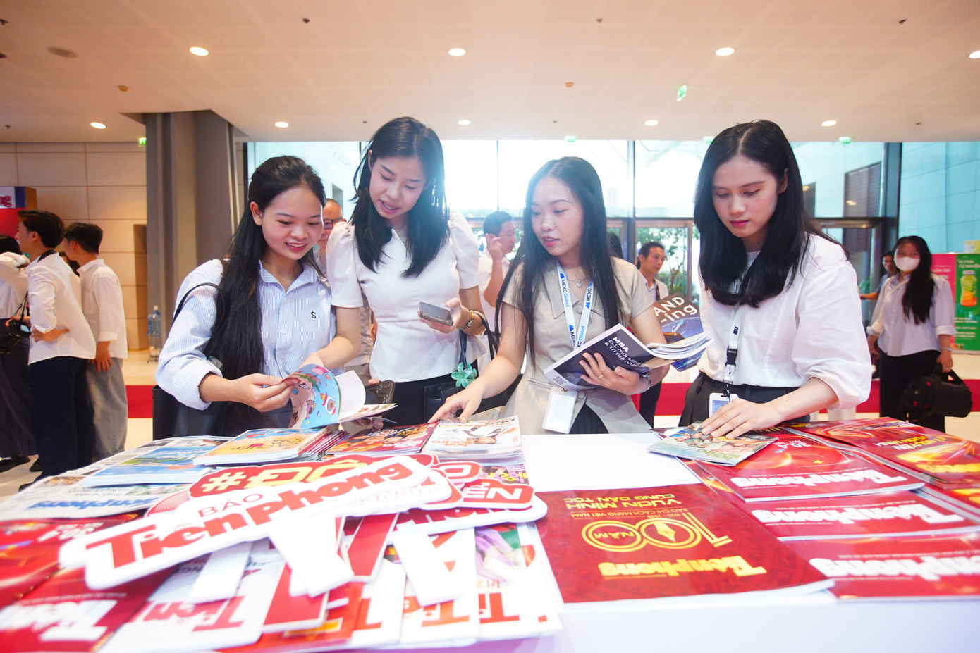 Gian trưng bày báo Tiền Phong tại Hội Báo toàn quốc 2025 thu hút nhiều người xem.