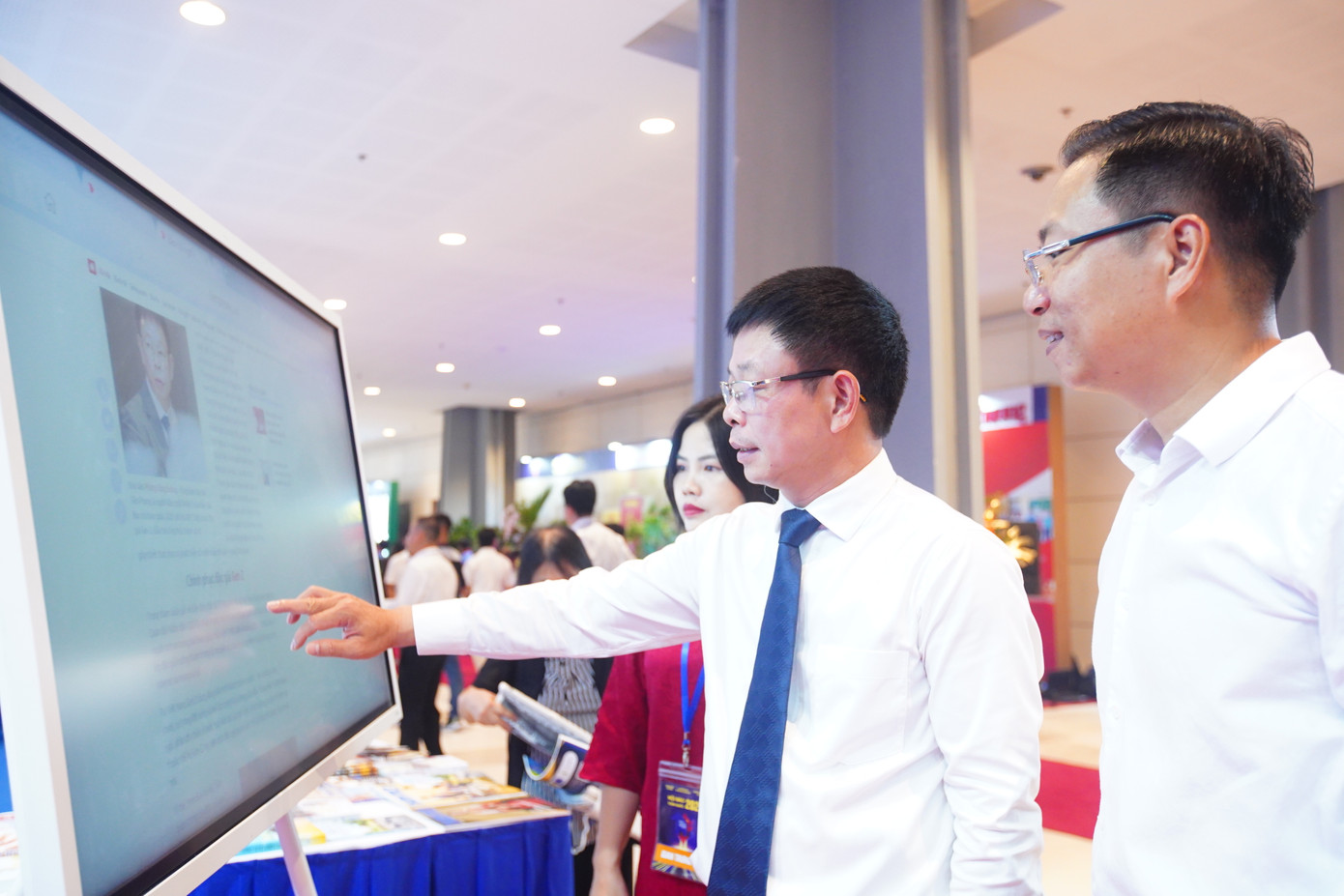 Điểm nhấn trong gian trừng bày báo Tiền Phong đến từ công nghệ, những sản phẩm số mang tính đột phá.