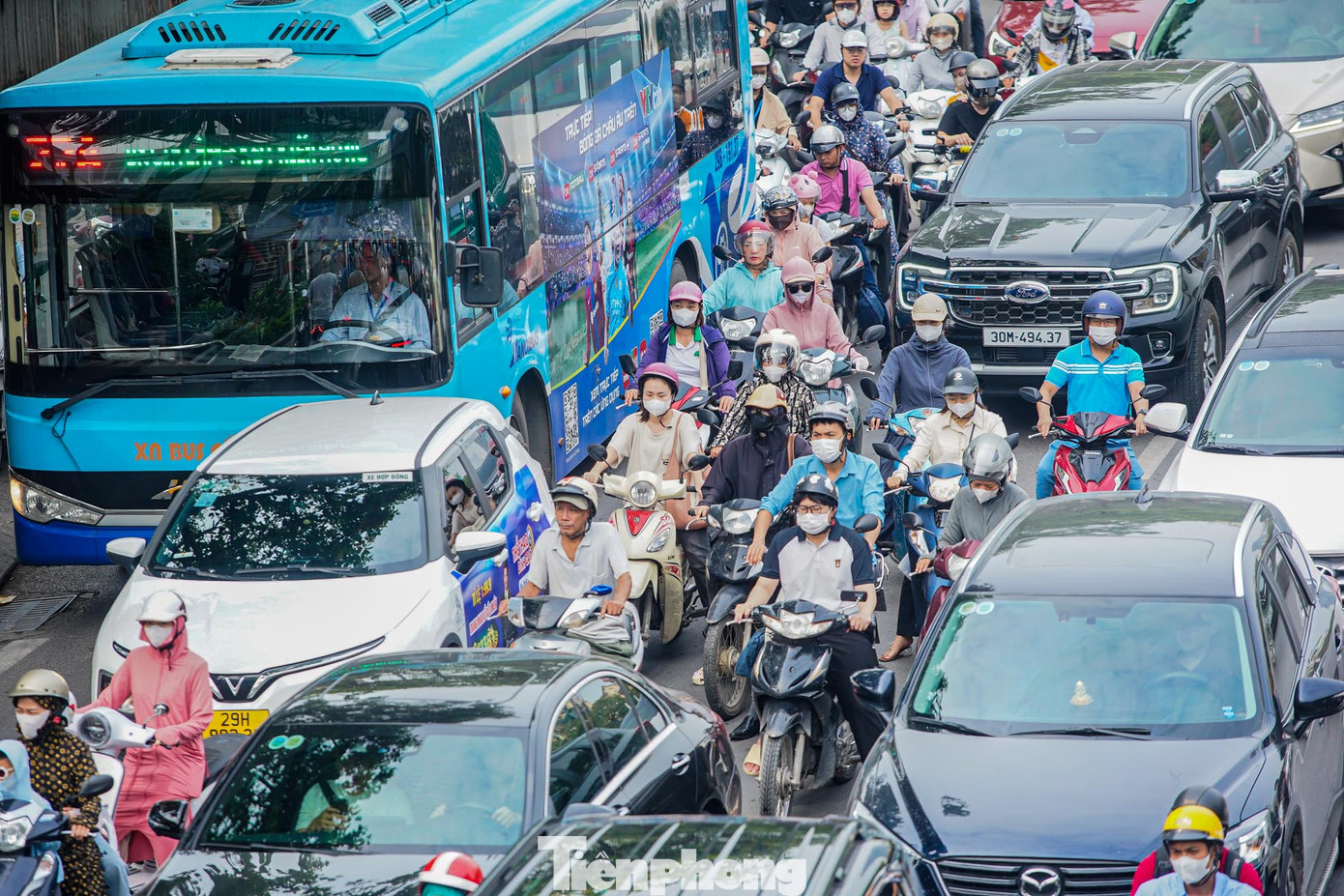 Nhiều phương tiện ô tô đi sát vỉa hè, làn ngoài cùng bên phải khiến hàng dài xe máy bị kẹt phía sau. Nhiều phương tiện ô tô đi sát vỉa hè, làn ngoài cùng bên phải khiến hàng dài xe máy bị kẹt phía sau.