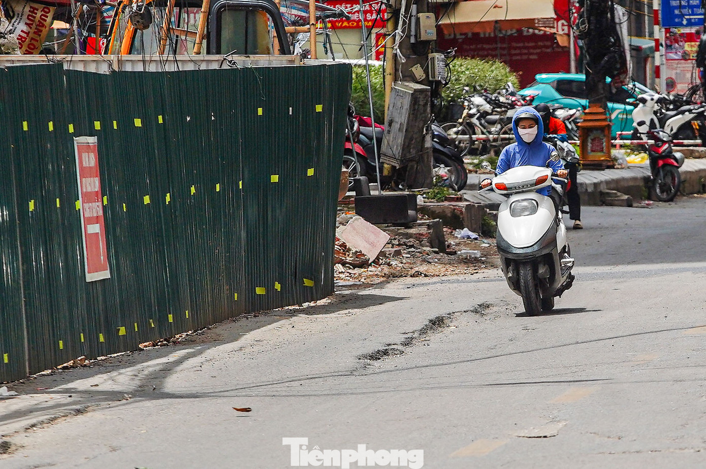 Các phương tiện chỉ có thể di chuyển chậm khi qua đoạn đường trên.