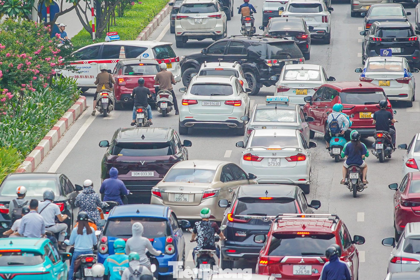 Ô tô cắt ngang đường, tạt đầu nhiều phương tiện để quay đầu xe. Ô tô cắt ngang đường, tạt đầu nhiều phương tiện để quay đầu xe.