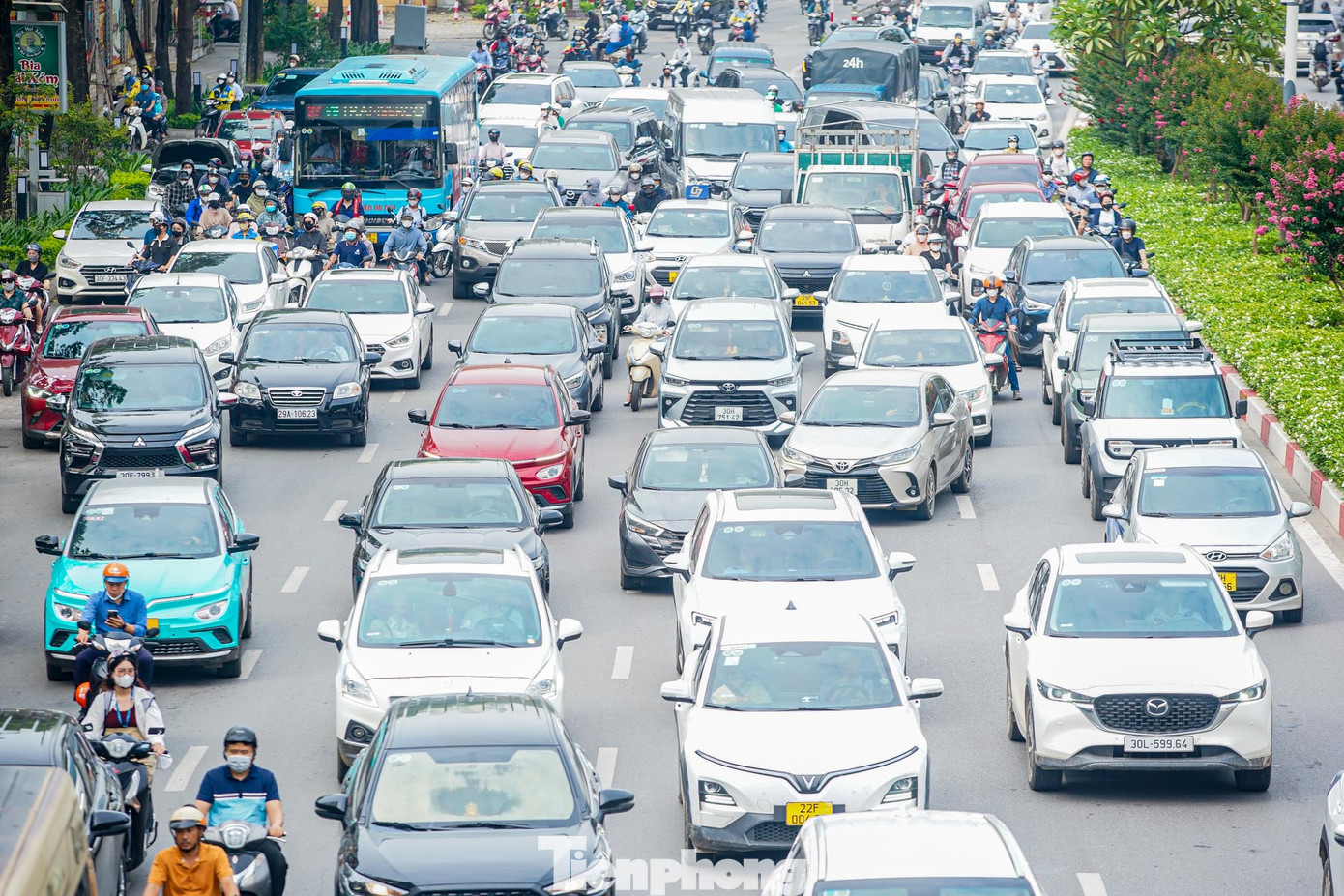 Ô tô phủ dày đặc cả 5 làn xe, thậm chí dàn hàng 6-7 trên đường. Ô tô phủ dày đặc cả 5 làn xe, thậm chí dàn hàng 6-7 trên đường.