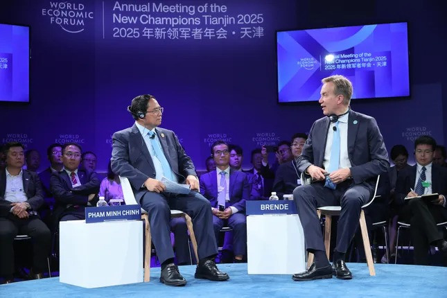 Thủ tướng Phạm Minh Chính trong phiên đối thoại với Chủ tịch điều hành WEF Borge Brende. Ảnh: VGP. Thủ tướng Phạm Minh Chính trong phiên đối thoại với Chủ tịch điều hành WEF Borge Brende. Ảnh: VGP.