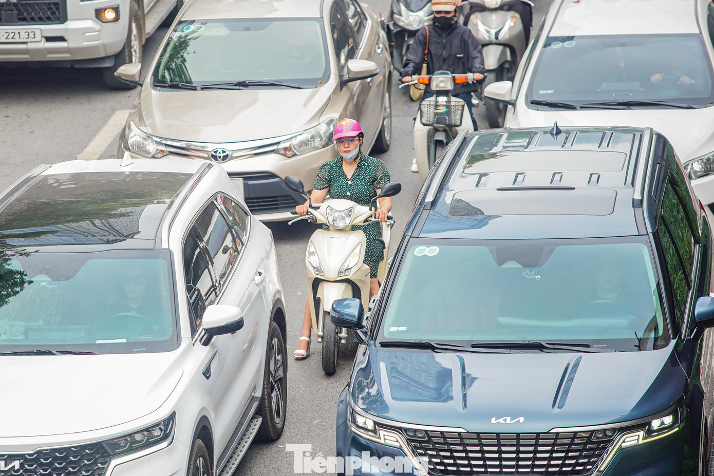 Lý giải về việc nguyên nhân gây ra ùn tắc tại nút giao này, Đội CSGT số 3, Phòng CSGT Hà Nội cho biết điểm quay đầu được bố trí quá gần vị trí đèn đỏ, dẫn đến xe đi thẳng dừng lại đã "bịt" toàn bộ làn xe muốn quay đầu. Thực tế này dẫn đến tình trạng giao thông ùn tắc, chỉ có một số xe máy len qua các dòng xe ô tô dừng đỗ chờ đèn đỏ để quay đầu. Lý giải về việc nguyên nhân gây ra ùn tắc tại nút giao này, Đội CSGT số 3, Phòng CSGT Hà Nội cho biết điểm quay đầu được bố trí quá gần vị trí đèn đỏ, dẫn đến xe đi thẳng dừng lại đã "bịt" toàn bộ làn xe muốn quay đầu. Thực tế này dẫn đến tình trạng giao thông ùn tắc, chỉ có một số xe máy len qua các dòng xe ô tô dừng đỗ chờ đèn đỏ để quay đầu.