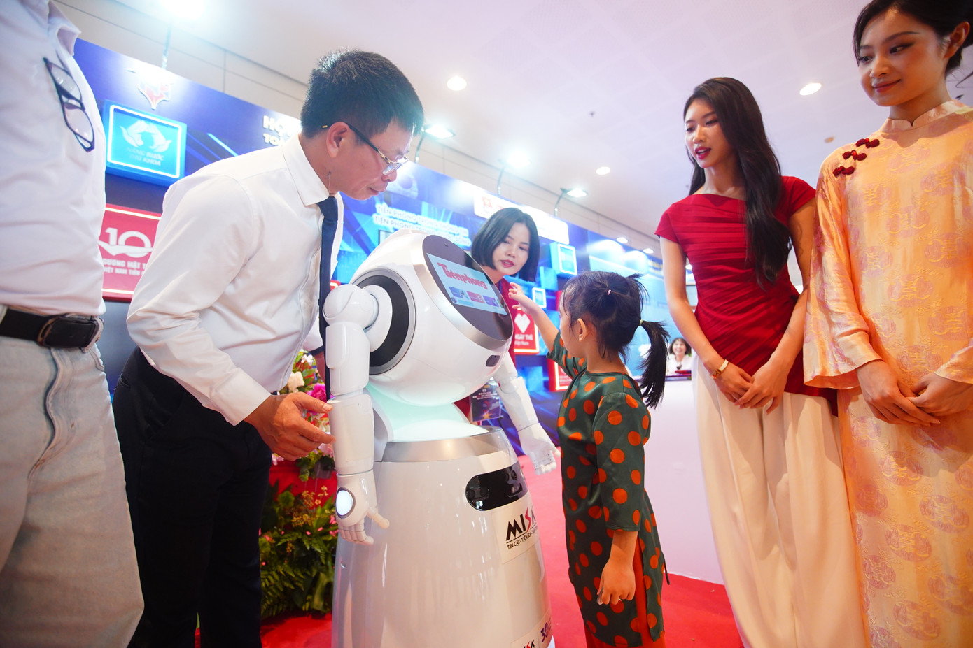 Chú robot thu hút người xem bằng những trải nghiệm mới lạ.