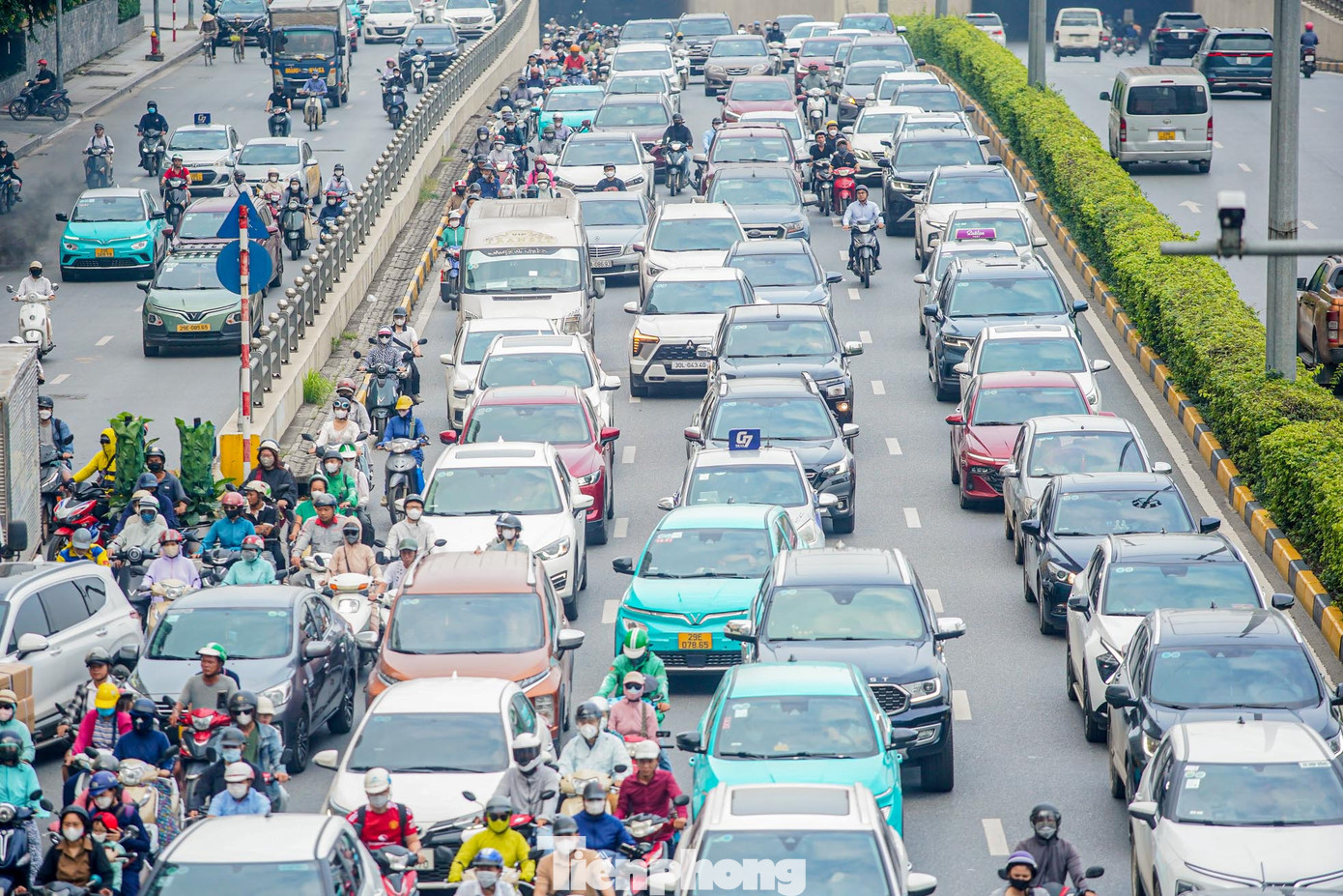 Tuyến đường Trần Duy Hưng còn xảy ra tình trạng ô tô phủ kín tất cả các làn đường, khiến xe máy không còn chỗ di chuyển khiến giao thông trở nên hỗn loạn, ùn tắc cục bộ. Tuyến đường Trần Duy Hưng còn xảy ra tình trạng ô tô phủ kín tất cả các làn đường, khiến xe máy không còn chỗ di chuyển khiến giao thông trở nên hỗn loạn, ùn tắc cục bộ.