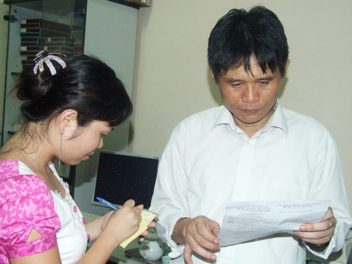 TS Trương Xuân Lam (bên phải), Trưởng phòng Côn trùng Thực nghiệm, Viện Sinh thái&Tài nguyên Sinh vật, kiểm tra các địa điểm ở Hà Nội gần đây ghi nhận có bọ xít hút máu