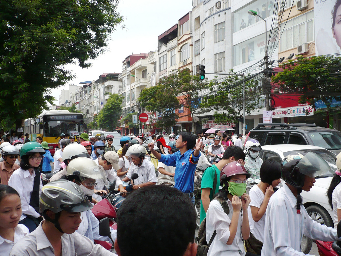 Với việc đổi giờ học, giờ làm Bộ GTVT kỳ vọng sẽ giải quyết được ùn tắc cho Hà Nội. Ảnh: Trọng Đảng