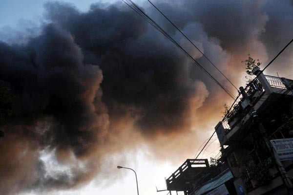 Khói đen bao trùm của một khu vực 