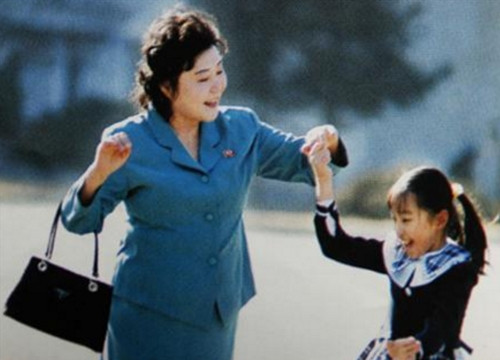 Bí ẩn ‘quý bà áo hồng’ – Người báo tin tên lửa và hạt nhân Triều Tiên ảnh 1