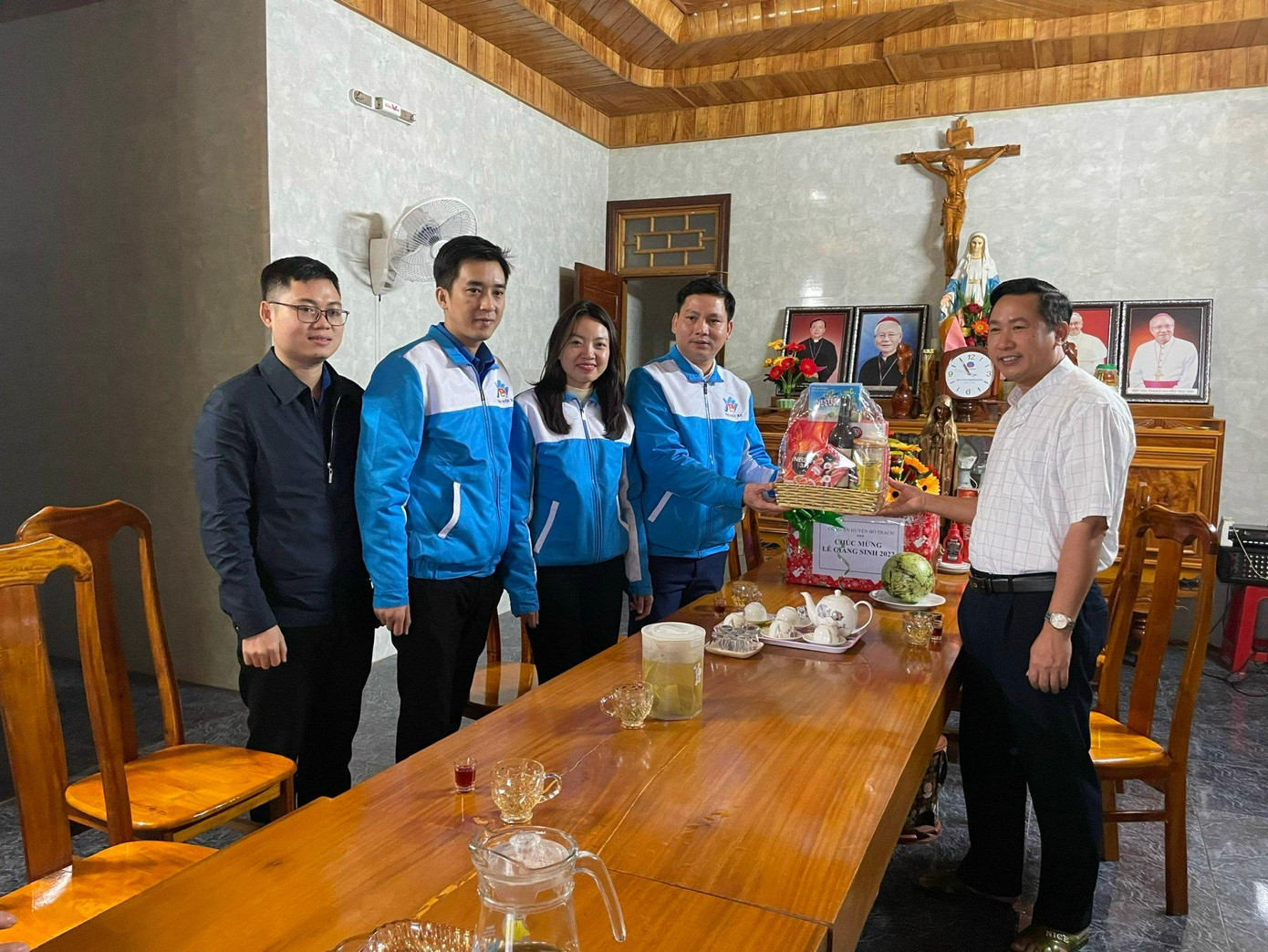 Thăm và tặng quà nhân dịp lễ Noen Thăm và tặng quà nhân dịp lễ Noen