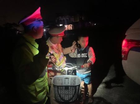 Cháu Phan được lực lượng CSGT công an tỉnh phát hiện cách nhà hơn 70km