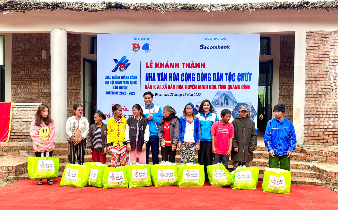 Tặng quà cho các hoàn cảnh gia đình khó khăn Tặng quà cho các hoàn cảnh gia đình khó khăn