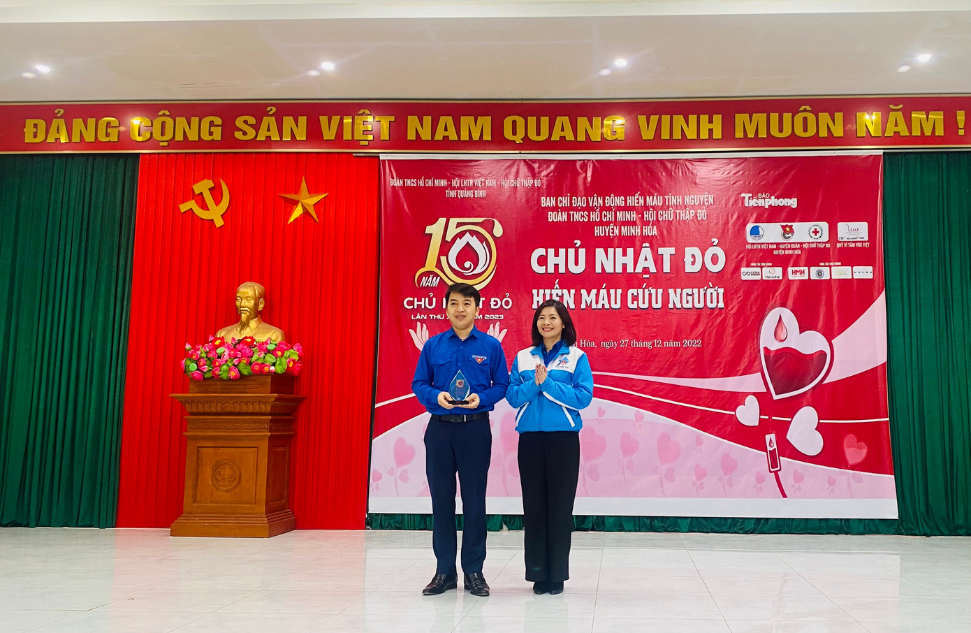 Chị Đô Thị Kim Thoa, Giám đốc Trung tâm nguồn lực tình nguyện quốc gia thay mặt ban tổ chức trao tặng kỷ niệm chương của chương trình Chủ nhật Đỏ. Chị Đô Thị Kim Thoa, Giám đốc Trung tâm nguồn lực tình nguyện quốc gia thay mặt ban tổ chức trao tặng kỷ niệm chương của chương trình Chủ nhật Đỏ.