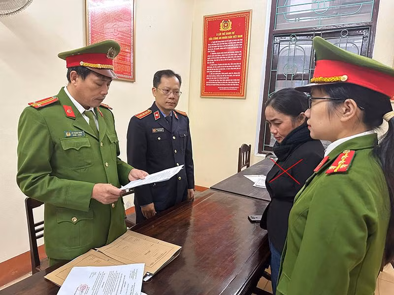 Cơ quan CA đọc quyết định khởi tố vụ án. Cơ quan CA đọc quyết định khởi tố vụ án.