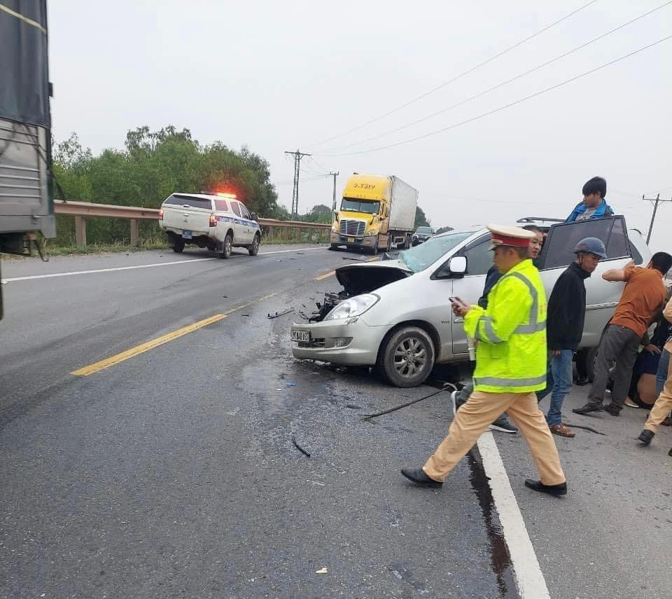 Xe con nát hết phần đầu sau tai nạn