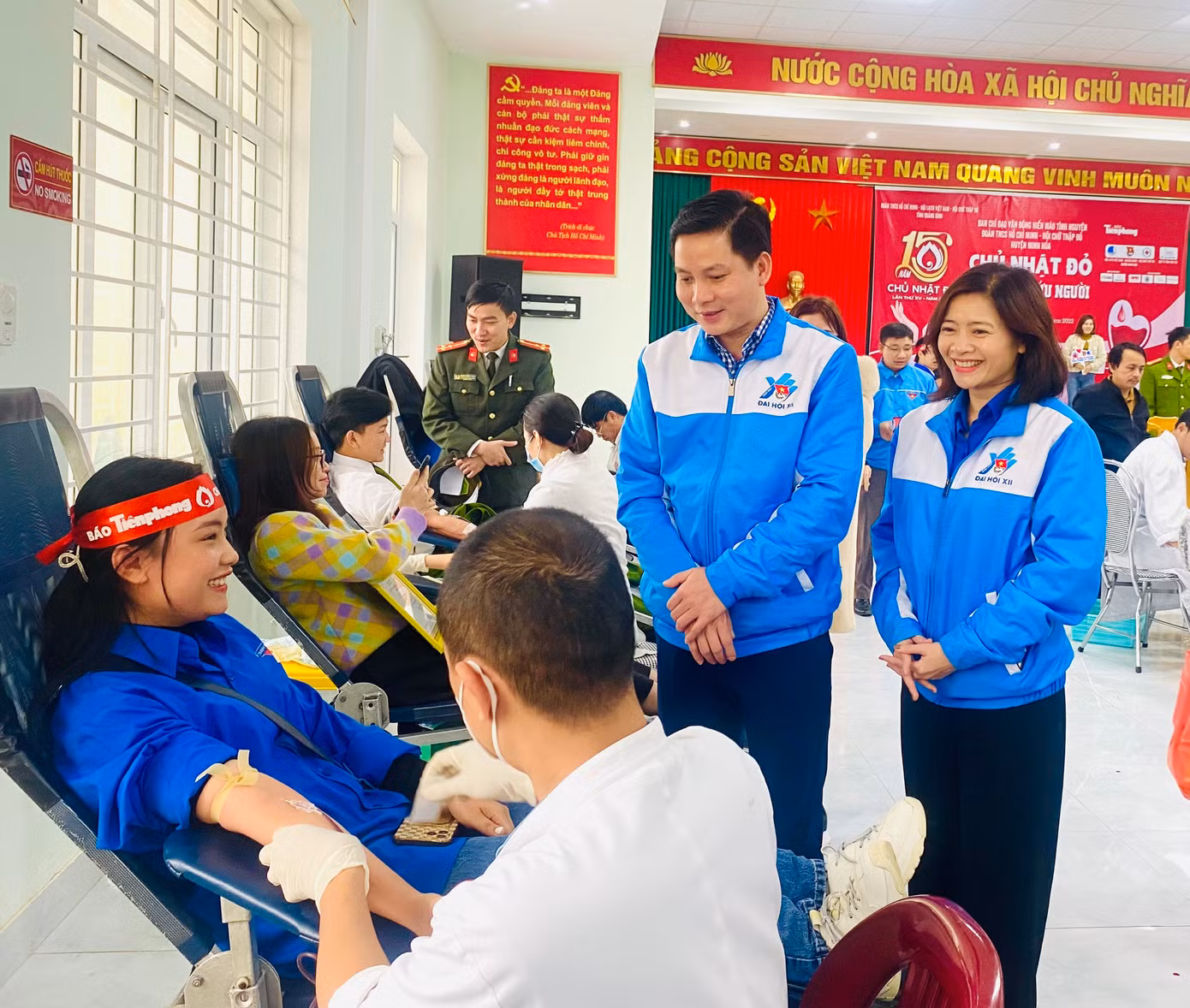 Anh Đặng Đại Bàng, Bí thư Tỉnh Đoàn Quảng Bình và chị Đỗ Thị Kim Thoa, Giám đốc Trung tâm nguồn lực tình nguyện quốc gia thăm hỏi, động viên các tình nguyện viên hiến máu.