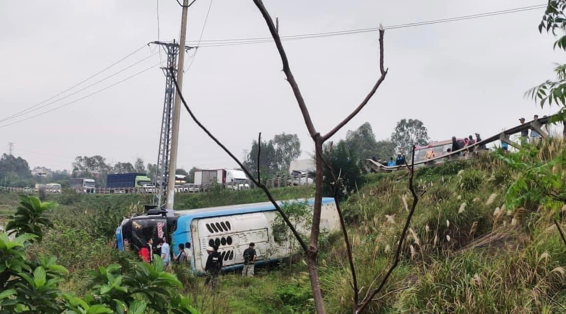 Xe khách lật xuống taluy