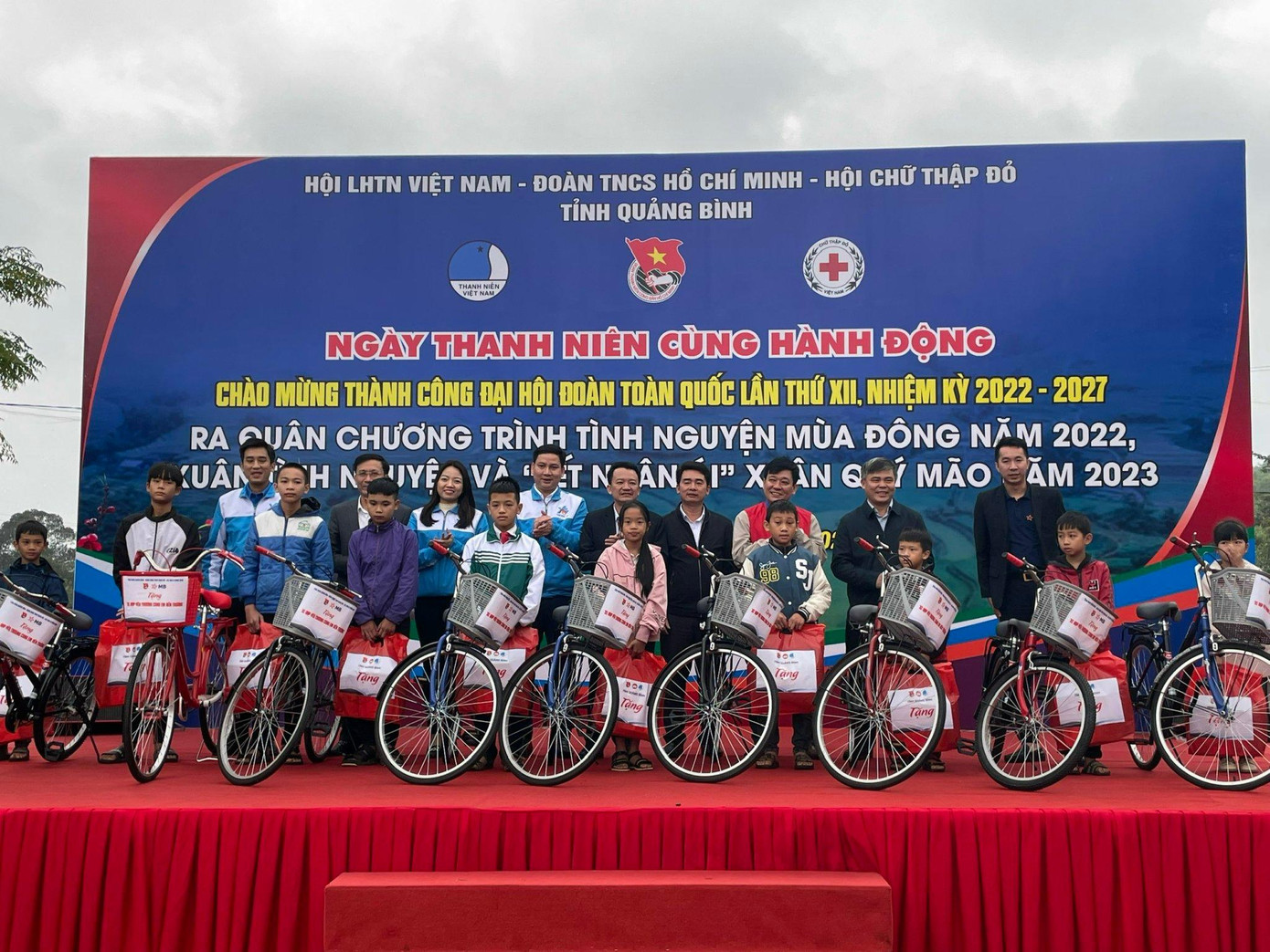 Tặng xe đạp cho các em học sinh nghèo vượt khó học giỏi Tặng xe đạp cho các em học sinh nghèo vượt khó học giỏi