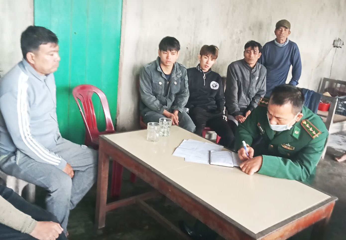 Những ngư dân trên tàu bị nạn tại đồn Đồn biên phòng Roòn