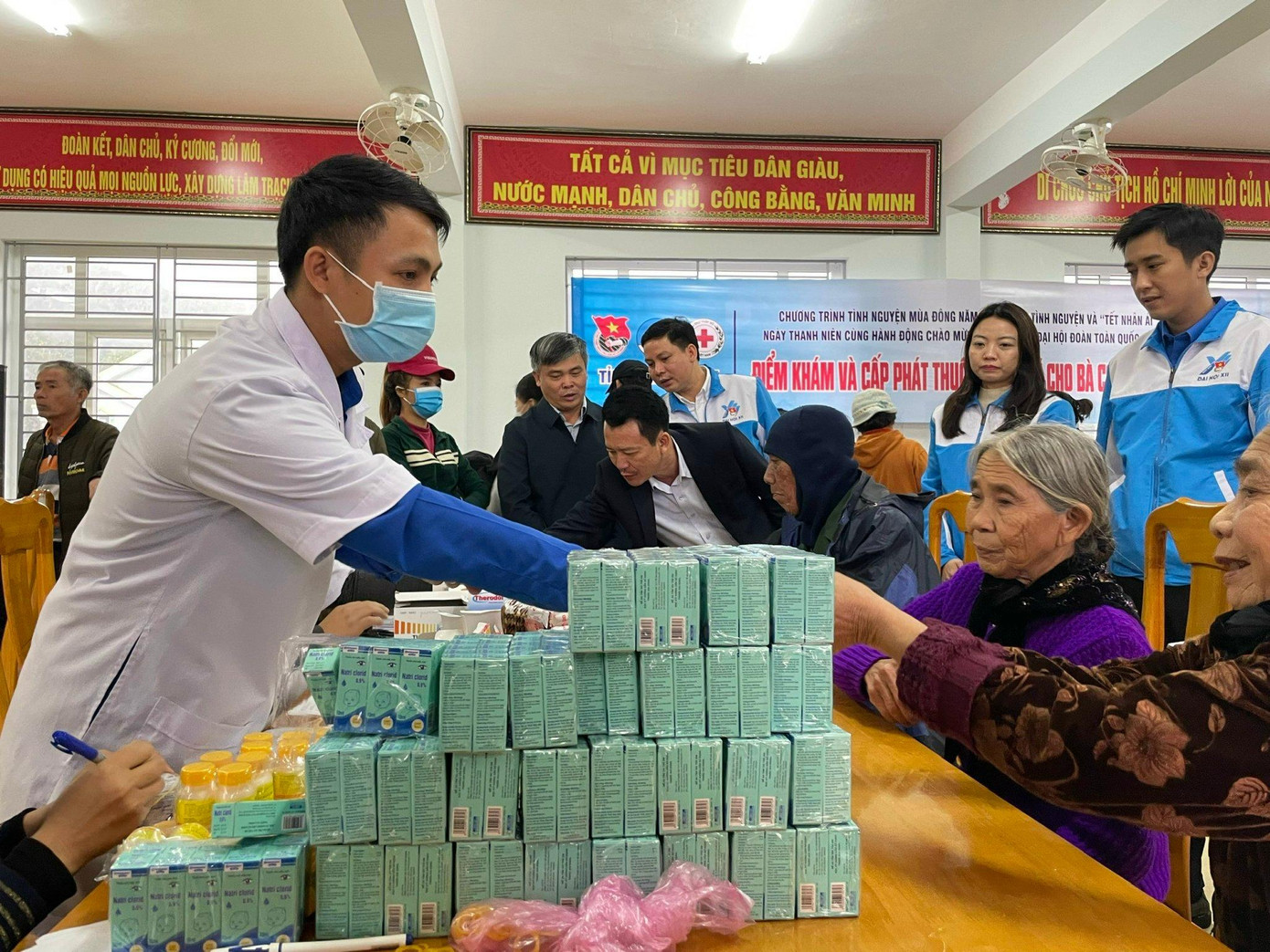 Khám và cấp thuốc miễn phí cho người dân Khám và cấp thuốc miễn phí cho người dân