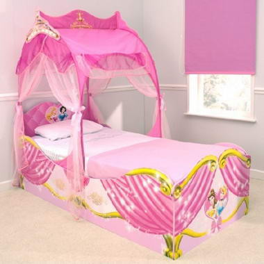 Không gian ngọt ngào, lãng mạn cho những nàng công chúa nhỏ Một không gian ấm áp với gam màu be của gỗ tự nhiên Những điểm nhấn sắc màu mạnh mẽ thể hiện cá tính của bé