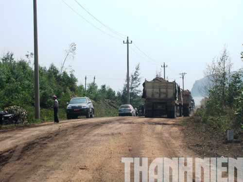 Đoàn xe tải ben chở đất nằm chờ ở phía ngoài