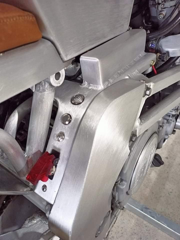 Các nút bấm công tắc trên chiếc xe