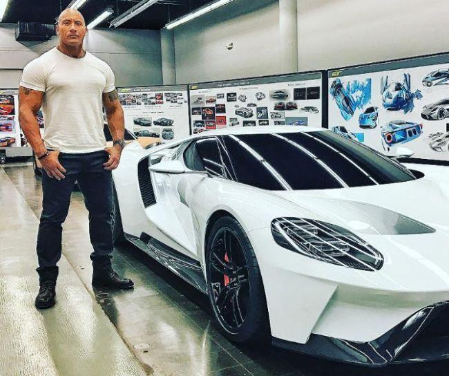 The Rock thể hiện phong cách hầm hố và mạnh mẽ khi sử dụng Ford GT 2017