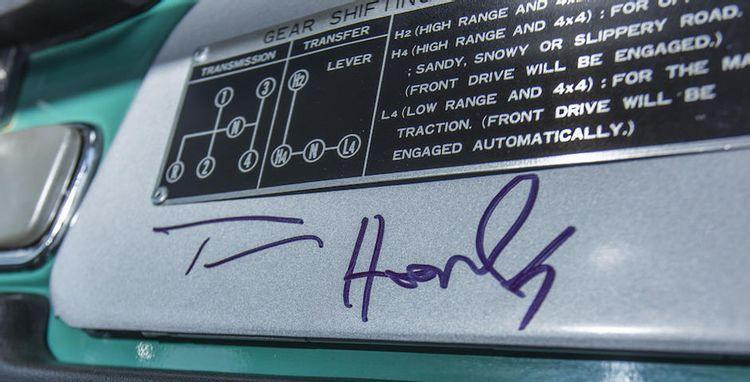 Chữ ký của Tom Hanks là điểm nhấn thu hút sự chú ý của chiếc xe Chữ ký của Tom Hanks là điểm nhấn thu hút sự chú ý của chiếc xe