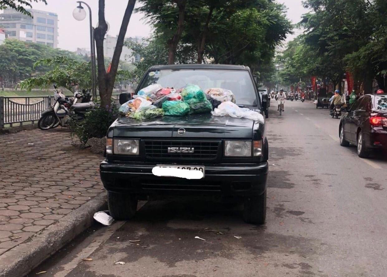 Đây là hậu quả của việc đỗ xe đúng nơi tập kết rác dù đã có biển báo. Ảnh: Nguyễn Tiến Cảnh.