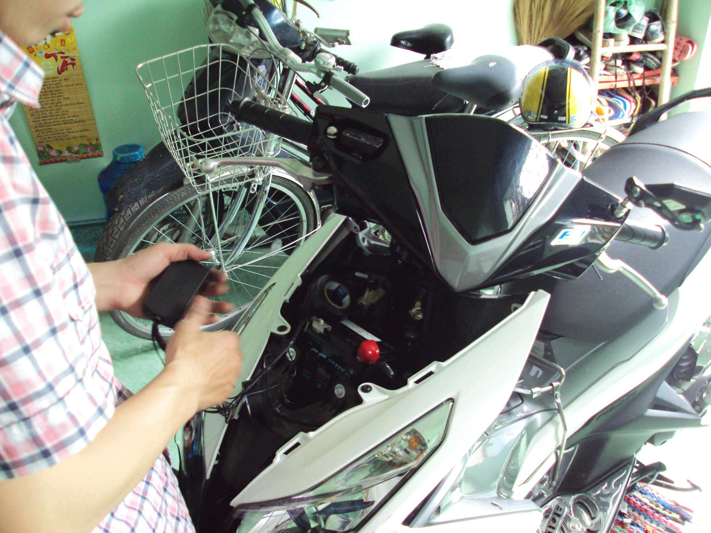 Bộ phận khóa bí mật thường được lắp đặt tại vị trí khuất tầm nhìn Bộ phận khóa bí mật thường được lắp đặt tại vị trí khuất tầm nhìn