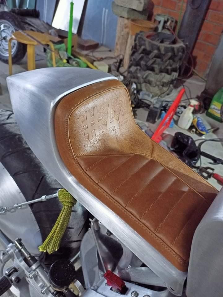 Bộ phận yên xe được may và chạm khắc thủ công với đường nét tinh tế