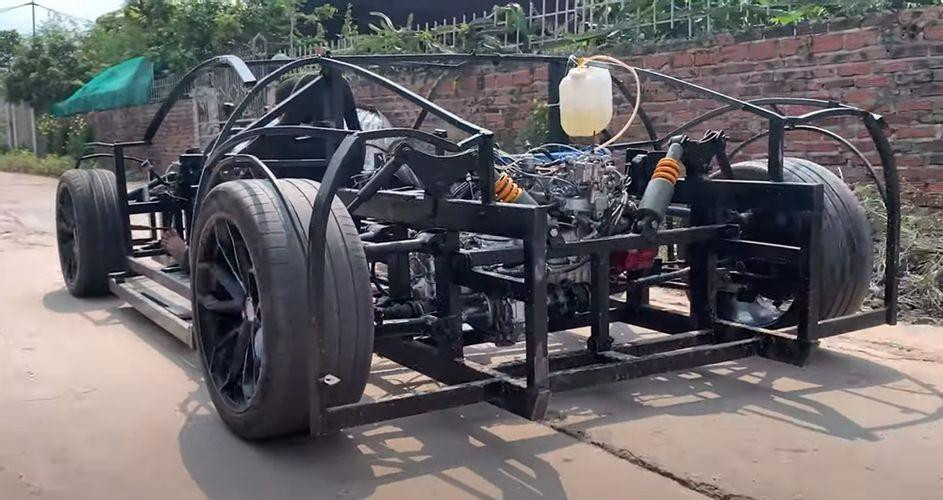 Rất nhiều người đi đường ấn tượng với chiếc xe tự chế của anh Nam