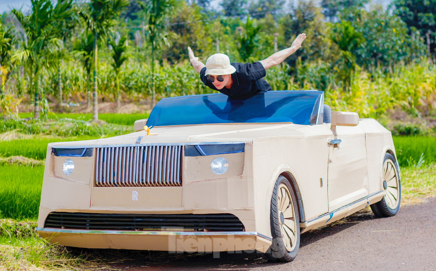 Có những đêm đang ngủ thì trời bất chợt mưa to nên Đại giật mình tỉnh giấc và phủ bạt cho chiếc xe. Ảnh: Bazan TV