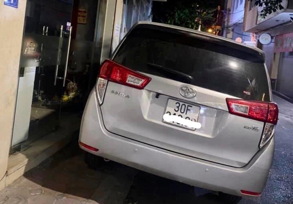 Tài xế Inova khiến chủ nhà gặp khó khi mở cửa hay muốn dắt xe máy ra vào. Ảnh: Hằng Lê.