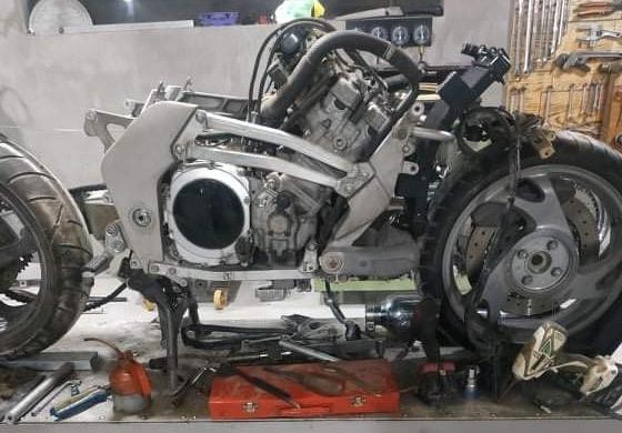 Hình ảnh chiếc xe sau khi loại bỏ các bộ phận zin trừ phần khung máy