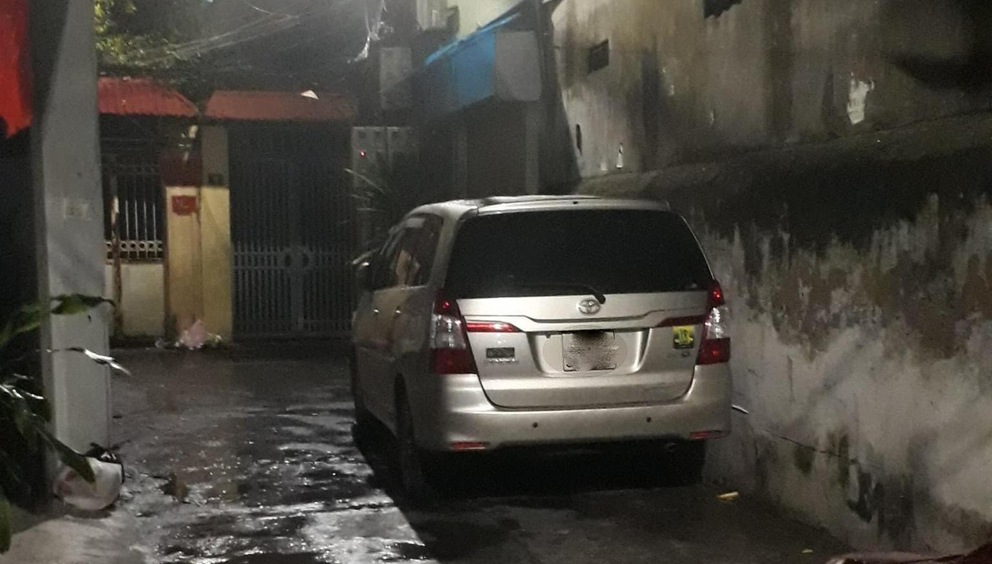 Tài xế khác chỉ còn cách ngao ngán "lùi bước" khi lựa chọn đi qua con hẻm. Ảnh: Quang Nguyen.