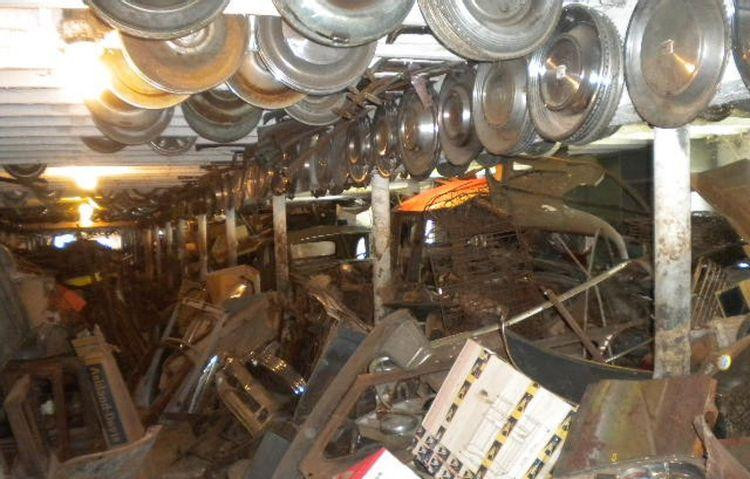 Rất nhiều các bộ phận ô tô khó tìm đều xuất hiện tại kho lưu trữ của người chủ