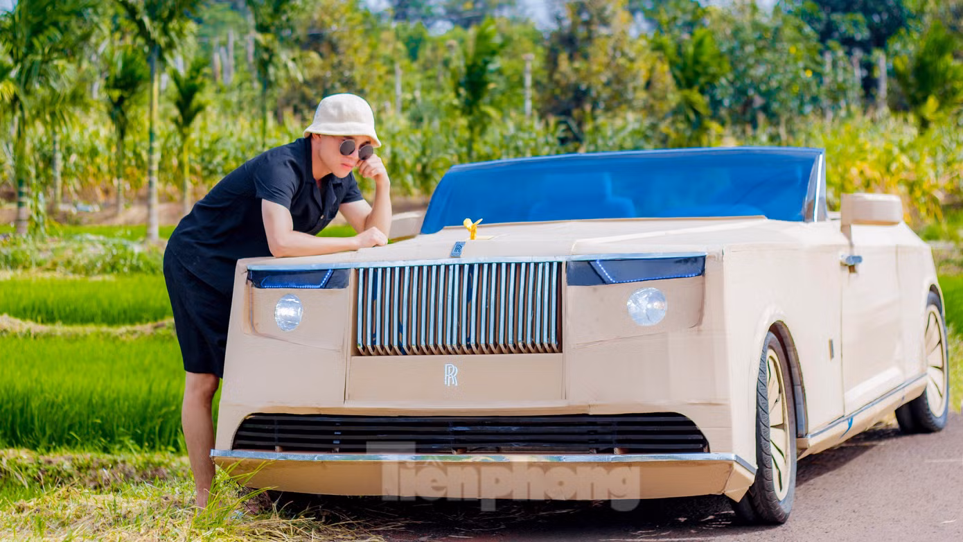 Sau khi tìm hiểu được điều đặc biệt của Rolls-Royce Boat Tail, Bình và Đại đã bàn bạc và quyết tâm chế tạo mô hình của chiếc xe. Ảnh: Bazan TV Sau khi tìm hiểu được điều đặc biệt của Rolls-Royce Boat Tail, Bình và Đại đã bàn bạc và quyết tâm chế tạo mô hình của chiếc xe. Ảnh: Bazan TV