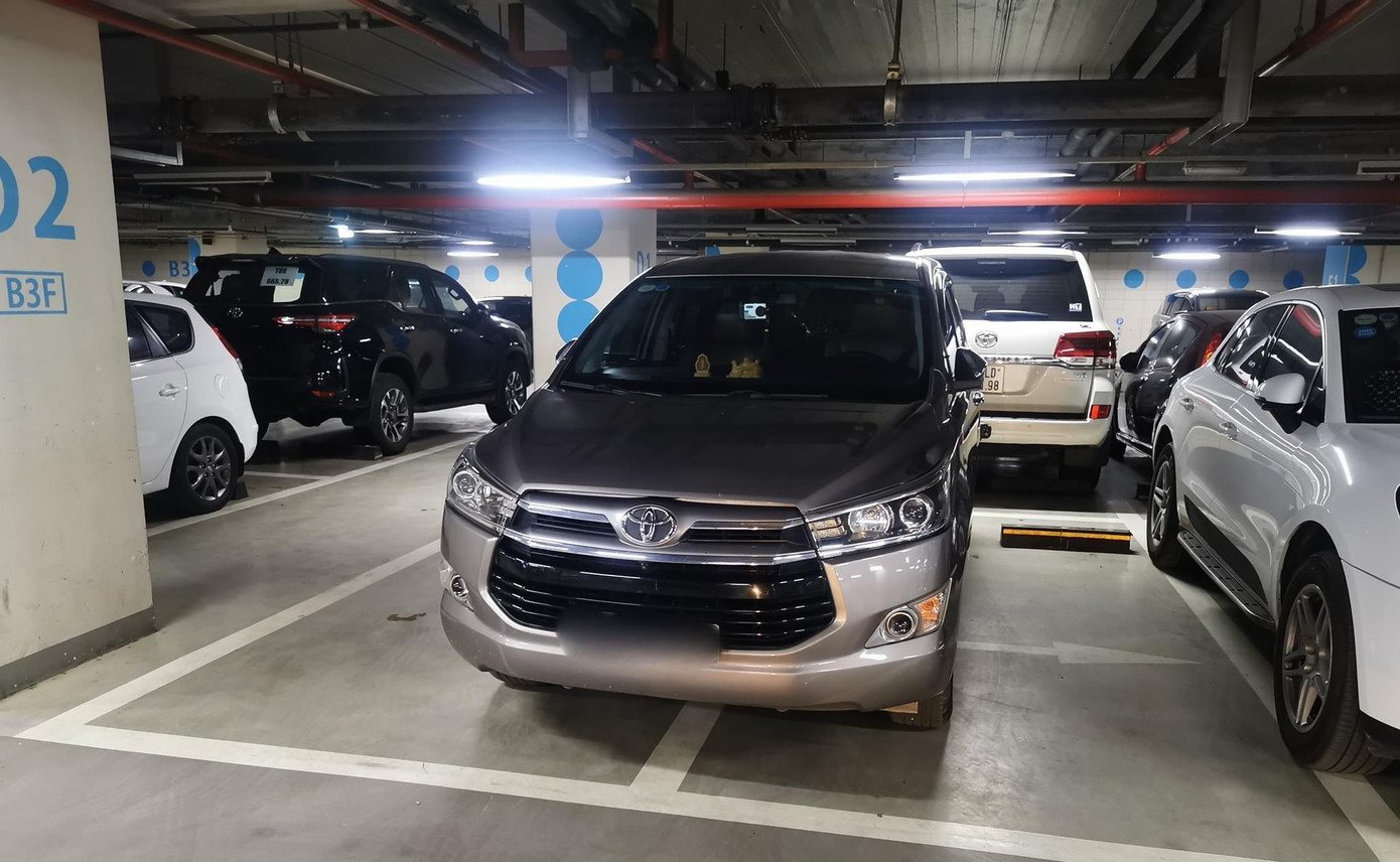 Viễn cảnh 1 xe 2 chuồng sẽ khiến người đỗ sau đó rất ức chế nếu bãi xe chỉ còn một chỗ duy nhất. Ảnh: Nguyen Phan Hieu.